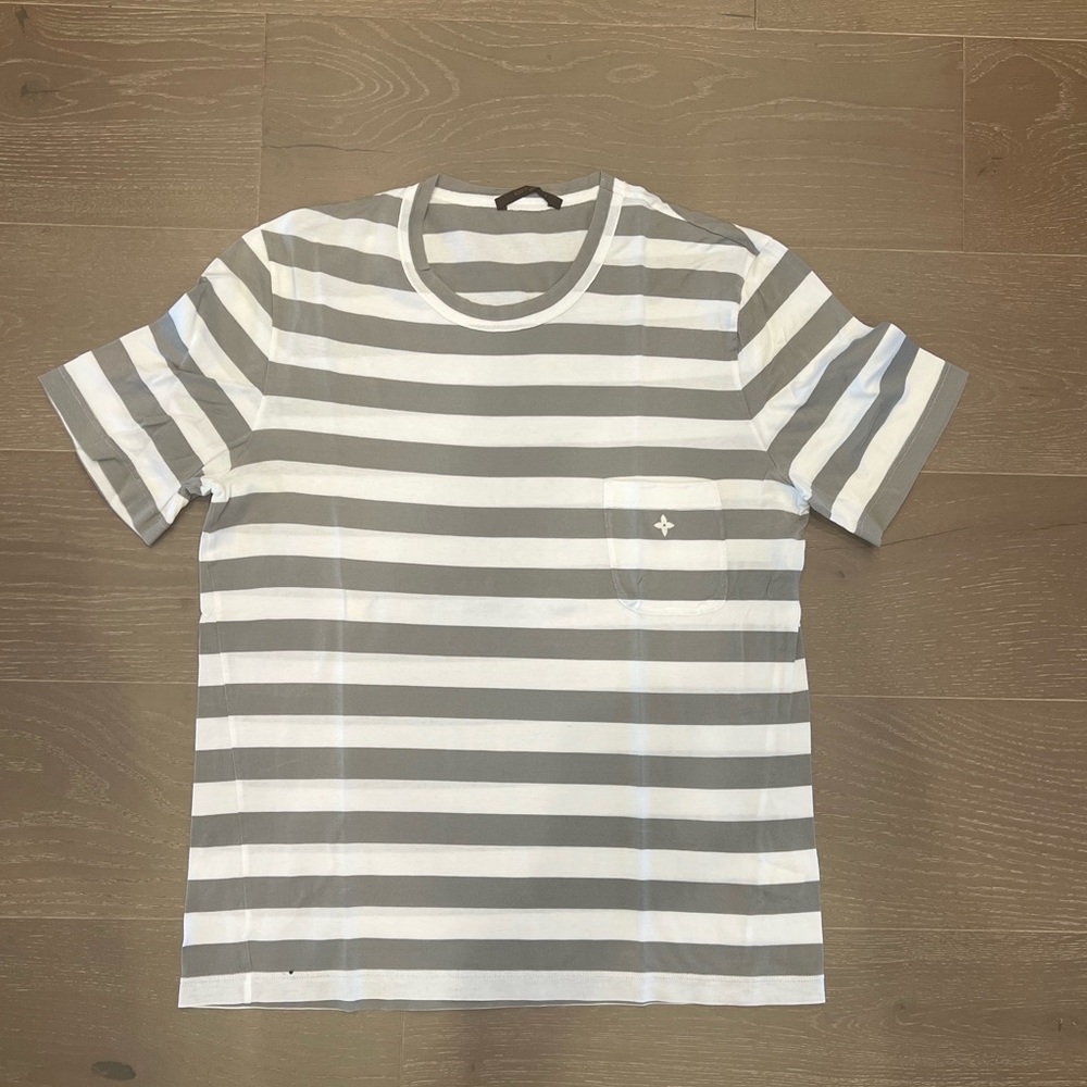 Tshirt in xl but seems on a small side of XL more like L